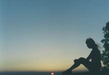 Tay chạm chỗ gần nhau