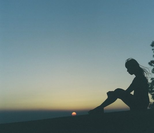 Tay chạm chỗ gần nhau