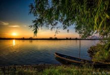 Gió thổi bên sông