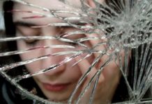 Phải soi gương để thấy